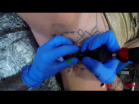 ❤️ Ekstreem tattooed hottie Sully Savage krige in tattoo op har klitoris ️ Seks by porno fy.sexera.ru ️❤